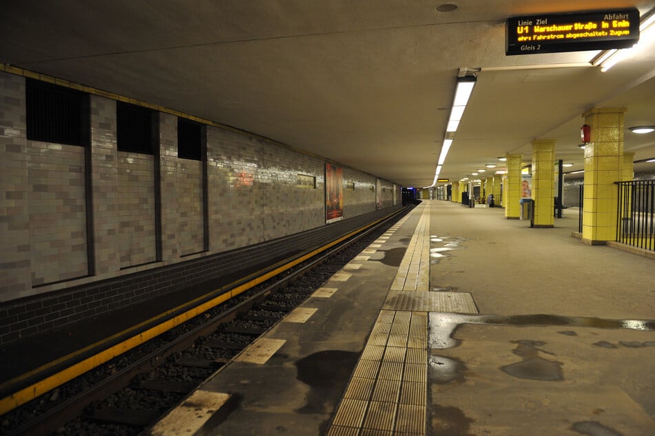 Am Bahnsteig des U-Bahnhofs Nollendorfplatz in Schöneberg sorgte am Dienstag ein Mann (45) für einen Polizeieinsatz. (Archivbild)