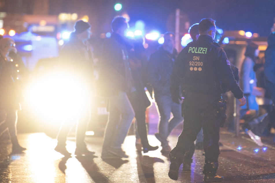 Im Stadtteil Pieschen trennte die Polizei Protestierende und Gegendemonstranten.
