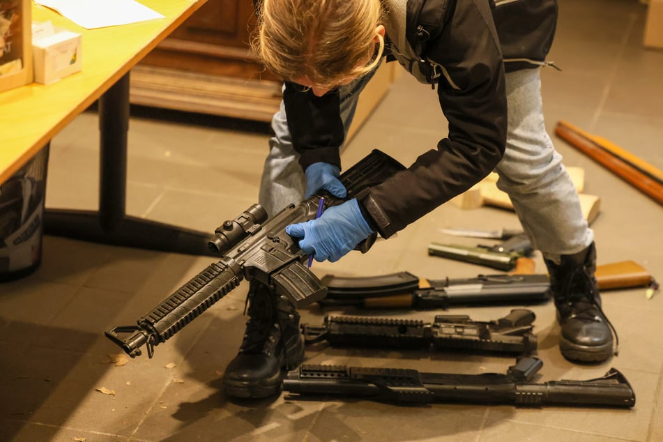 Bei dem Großeinsatz wurden offenbar auch Schusswaffen jeglicher Art gefunden, mit denen illegal gehandelt worden sei.