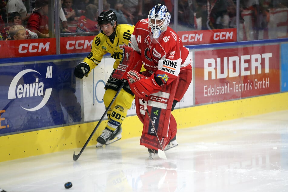 Ungewöhnlich, aber passiert. ETC-Goalie Kevin Reich (r.) machte gegen Krefeld einen Ausflug aus seinem Kasten.