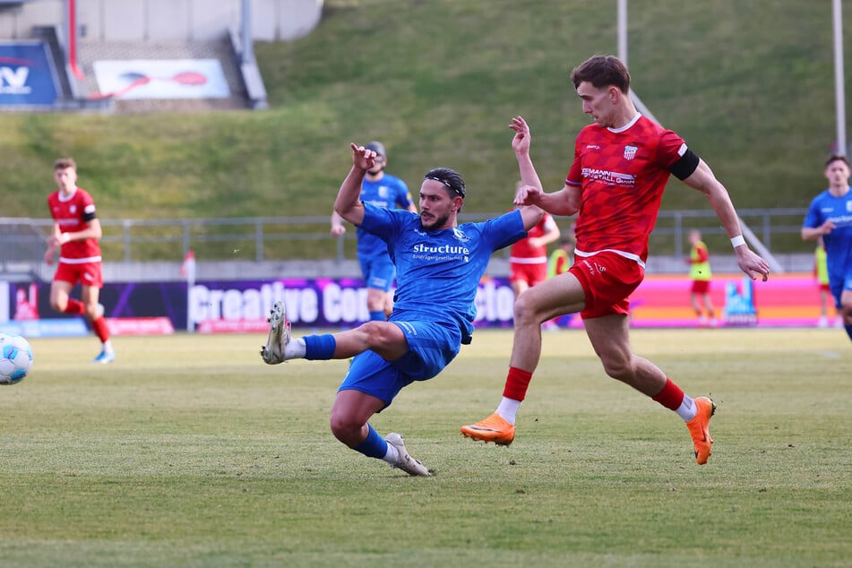 Ogulcan Tezel von Altglienicke und der Zwickauer Lennart Möbius jagen dem Ball hinterher.
