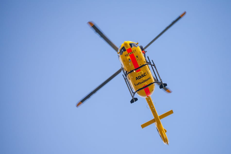 VW kollidiert mit Baum: Fahrer (†40) stirbt nach Unfall