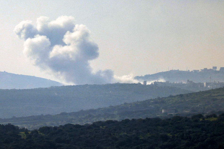 Getroffen wurden bei dem Luftangriff am Donnerstag demnach ein Gesundheitszentrum und mehrere Rettungswagen in der Ortschaft Blida, die nahe der Grenze zu Israel liegt.
