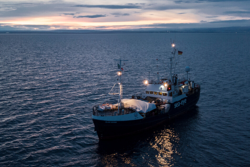 Die "Alan Kurdi" hat mitten in der Corona-Krise vor Libyen 150 Migranten aufgenommen.