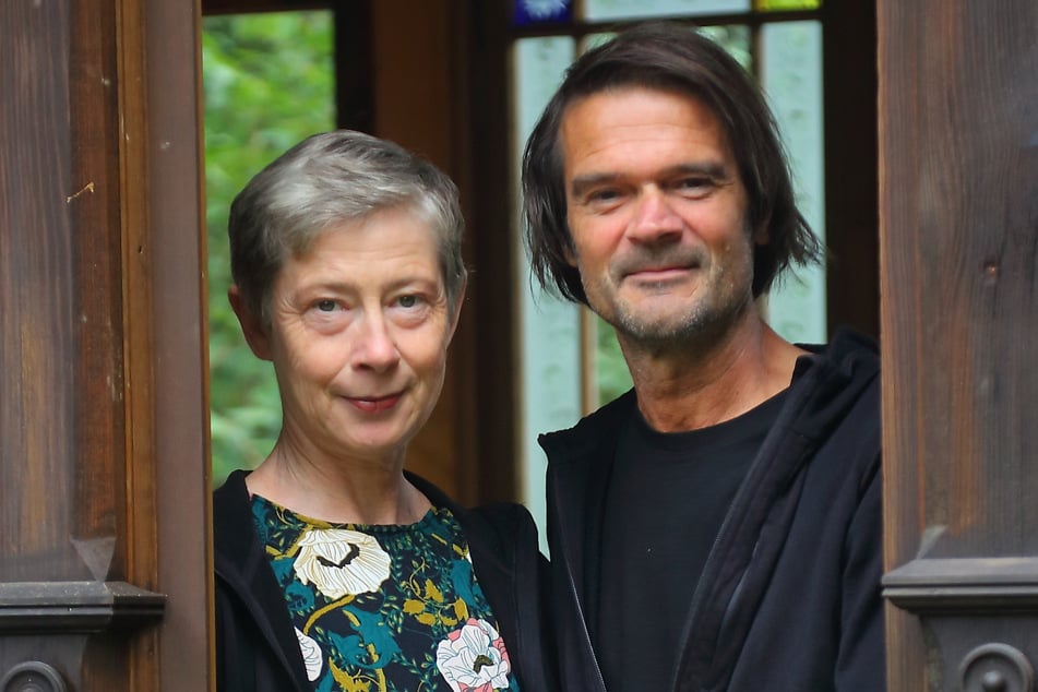 Die Architekten Ulrike (57) und Markus (59) Woschni freuen sich schon, Denkmalinteressierten ihren Garten zu zeigen.