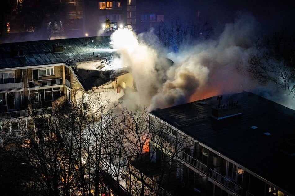 Rauch steigt empor. Ein dreistöckiges Gebäude im niederländischen Den Haag ist explodiert.