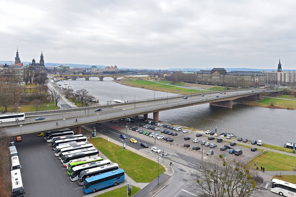 Da war alles noch heil. Nach dem Unglück müssen Terrassenufer und Busparkplatz unterhalb der Carolabrücke jedoch voraussichtlich bis ins kommende Jahr hinein gesperrt bleiben. (Archivbild)