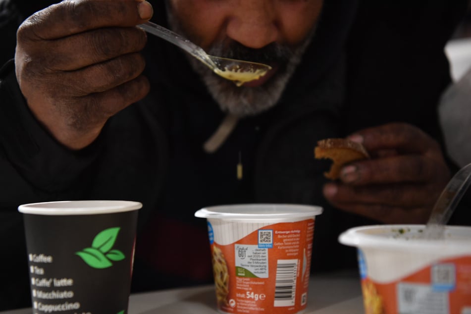 Mit einer heißen Suppe oder einem heißen Getränk kommen viele Obdachlose besser durch die eisigen Nächte.
