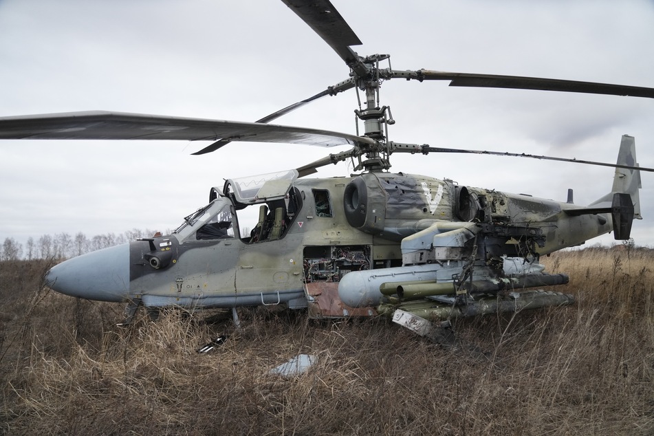 Ein russischer Ka-52-Kampfhubschrauber steht nach einer Notlandung außerhalb der ukrainischen Hauptstadt auf einem Feld. Hingegen einiger Warnungen in sozialen Netzwerken sind keine Flieger nach Deutschland unterwegs.
