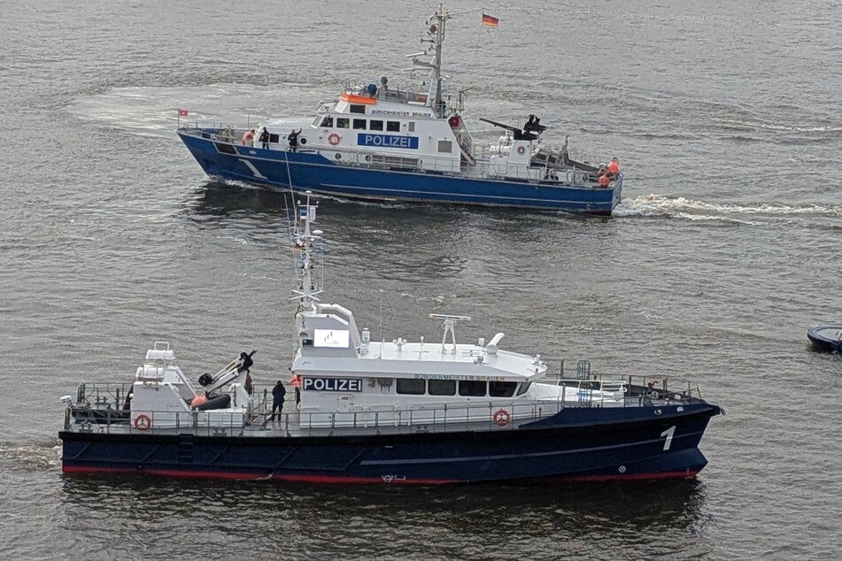 Bei der feierlichen Übergabe waren die alte (oben) und die neue "Bürgermeister Brauer" gemeinsam auf der Elbe unterwegs.