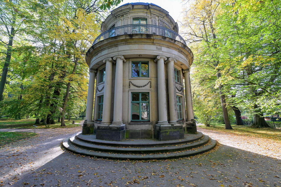 Der Englische Pavillon ist dreigeschossig. Im obersten Stock arbeitete Kurfürst Friedrich August III. an botanischen Studien.