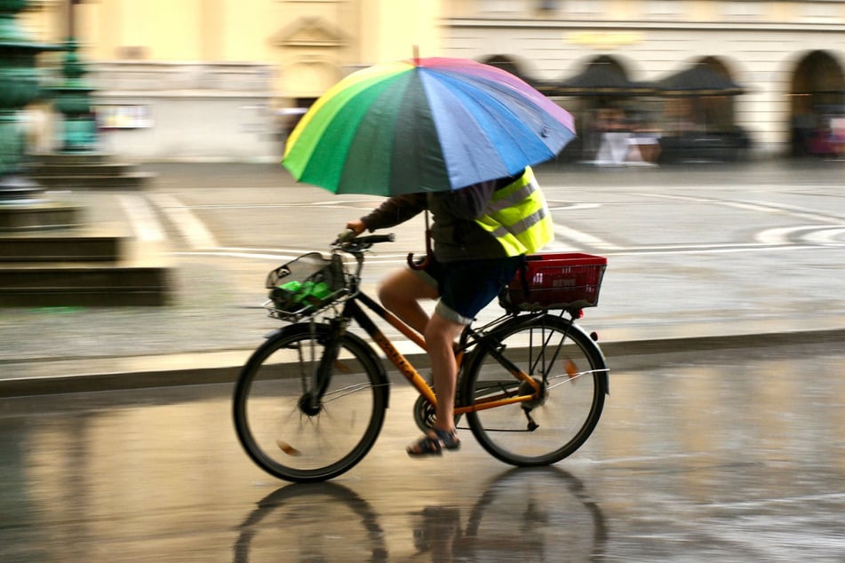 Auch wenn die Temperaturen tagsüber mild bleiben, muss man sich in Bayern auf ordentlich Nässe einstellen.