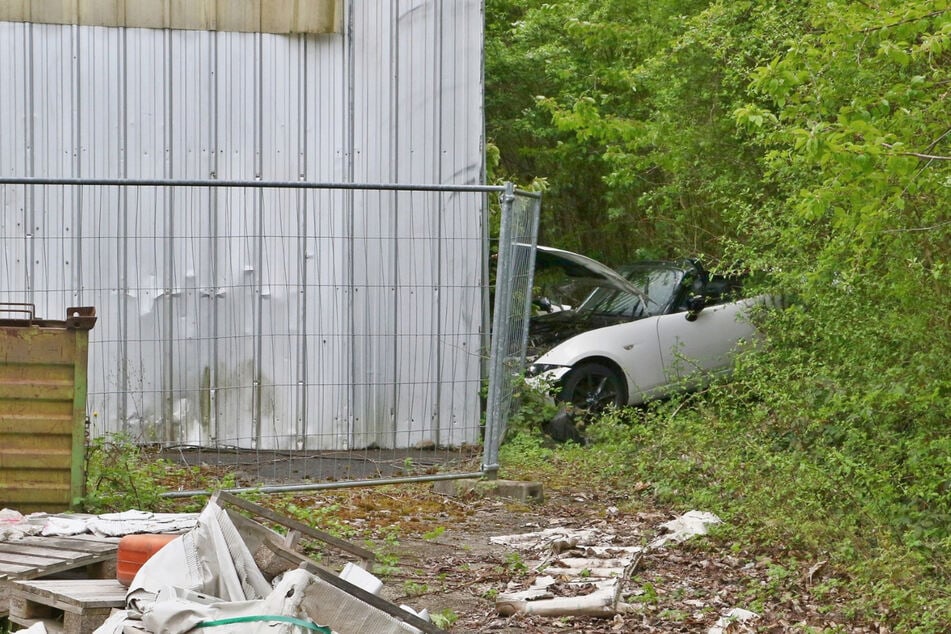 Das Cabrio krachte gegen die Außenwand einer Halle.