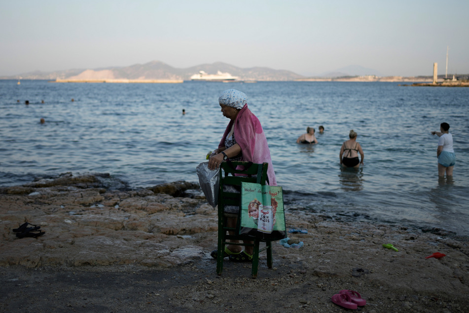 Einheimische und Touristen suchen Erfrischung an einem kleinen Strand nahe Athen.