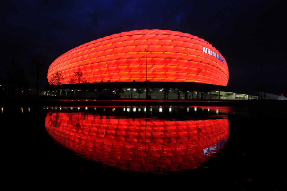 Die rot erleuchtete Allianz Arena: Deutschlands größter Versicherer und der FC Bayern verlängern ihre Partnerschaft.