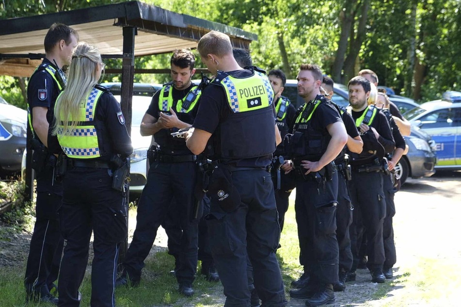 Die Polizei ist mit zahlreichen Beamten vor Ort und sucht einen Mann in der Kleingartenanlage "Neuer Weg".
