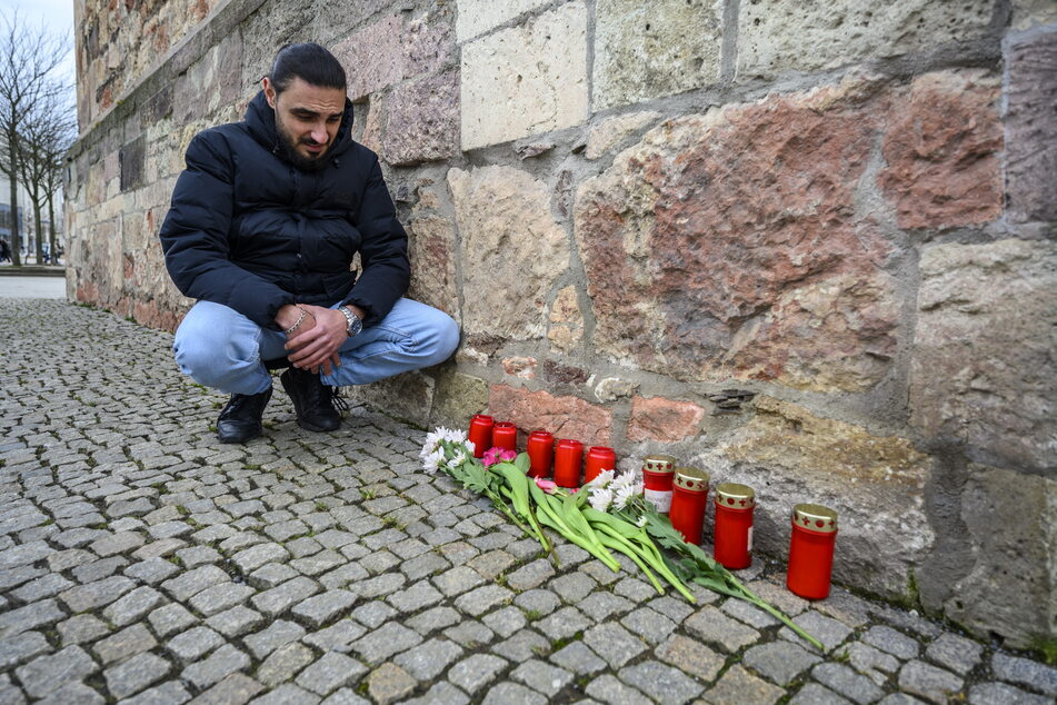 Ahmed Bejaoui (31, Grüne) fand den Vorfall vom Montag pietätlos. Am Dienstag wurden erneut Kerzen und Blumen zum Gedenken am Roten Turm abgelegt.