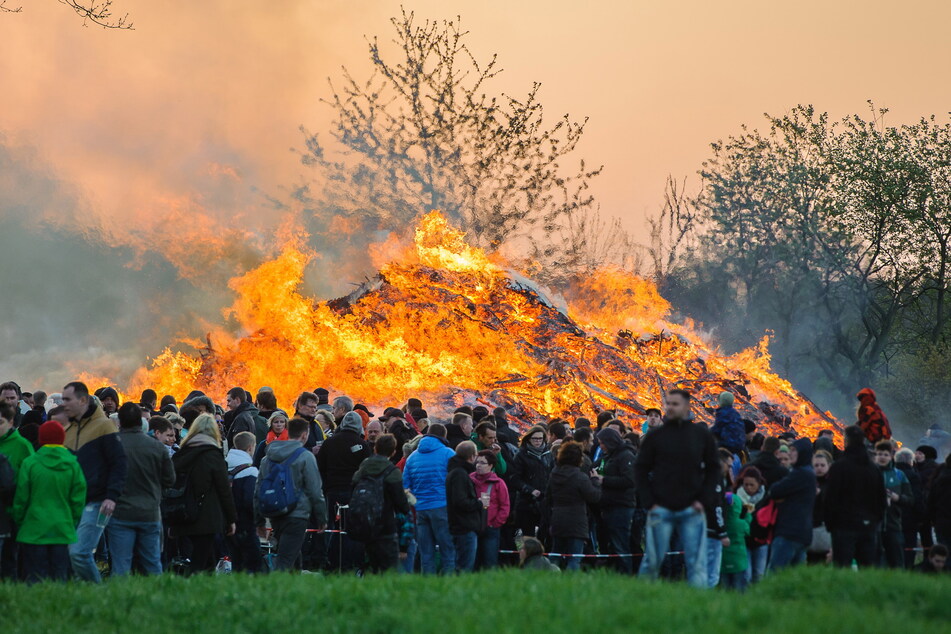 Zur Walpurgisnacht lodern am Sonntag auch in Chemnitz wieder die Hexenfeuer. Die Holzstapel werden traditionell am Vorabend des 1. Mai angezündet.