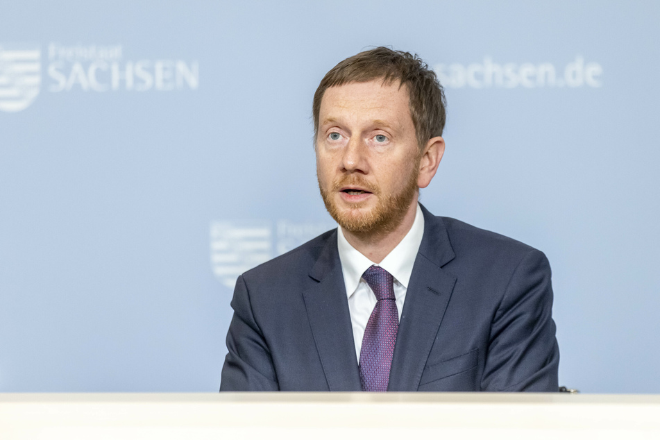 Ministerpräsident Michael Kretschmer (46, CDU) wurde in einer Telegram-Gruppe von einer 33-Jährigen beleidigt. Nun fiel gegen die Frau das Urteil.