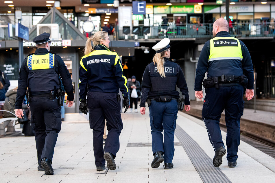 Polizisten erwischten den Mann, wie er an die Fassade des Hamburger Hauptbahnhofs urinierte. Bei der Kontrolle stellte sich heraus: Der Mann wurde europaweit gesucht. (Symbolbild)
