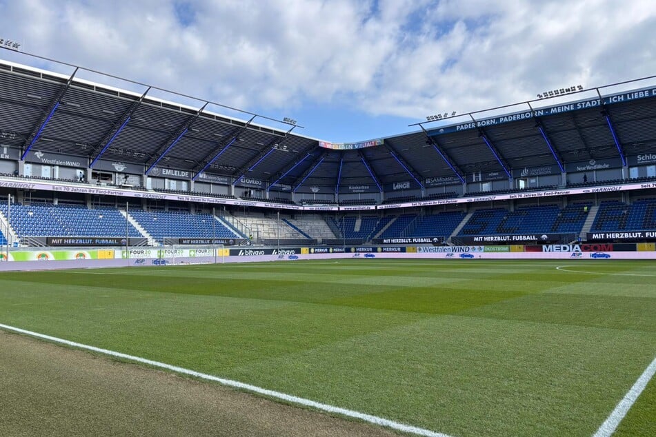Der Rasen in der Home Deluxe Arena in Paderborn ist geradezu ein Teppich, perfekte Bedingungen für das Spiel.