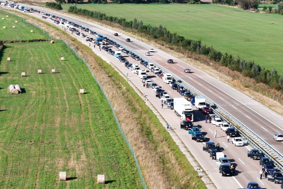 Nach einem Unfall auf der A24 hat sich am Sonntagvormittag bei Fehrbellin ein langer Stau gebildet. (Archivfoto)
