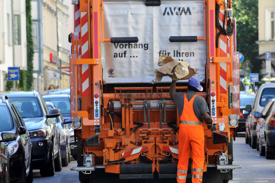 Zwei Mitarbeiter der örtlichen Abfallentsorgung wurden von dem Mann angegriffen. (Symbolbild)
