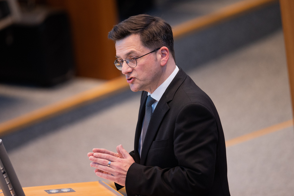 NRW-SPD-Chef Thomas Kutschaty (52) hat Partei-Kollege Rüdiger Weiß (60) gerüffelt.