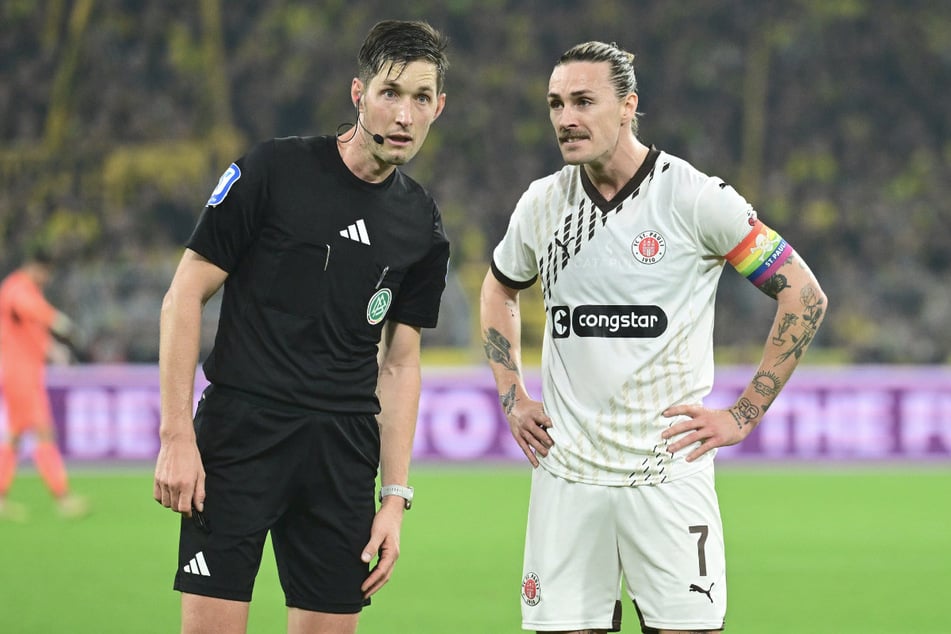 St.-Pauli-Kapitän Jackson Irvine (31, l) im Zwiegespräch mit Schiedsrichter Matthias Jällenbeck (37).