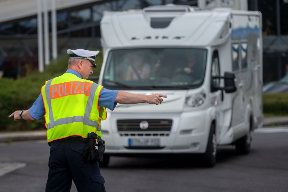 Hier lang: Die Beamten kontrollierten 35 Wohnmobile und Wohnwagen-Gespanne. Drei Fahrer bekamen ein Knöllchen.