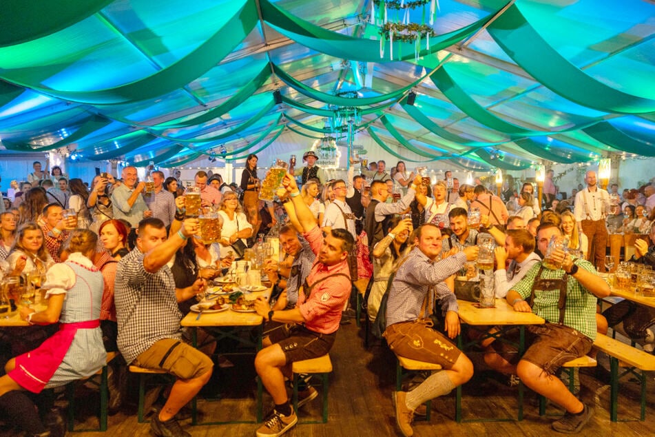 Hier gibt's in Freiberg Festzeltstimmung, Live-Musik und Bier en masse
