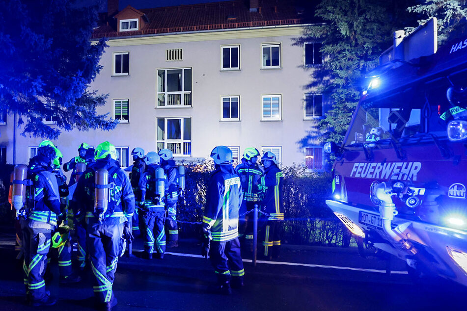 Feuerwehreinsatz im Landkreis Zwickau: Nachbar bemerkt Flammen im Treppenhaus