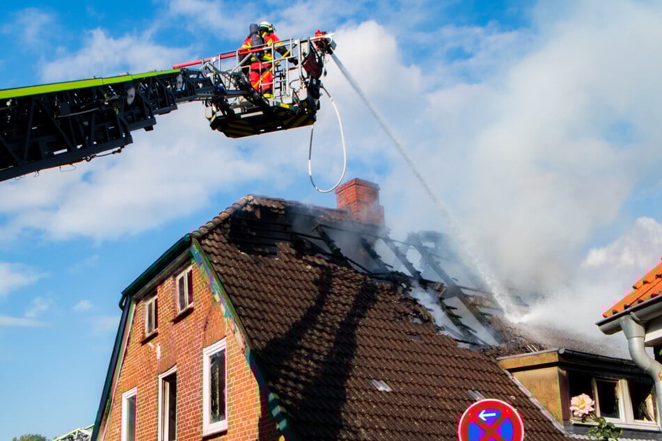 Haus völlig ausgebrannt: 100 Einsatzkräfte kämpfen gegen die Flammen
