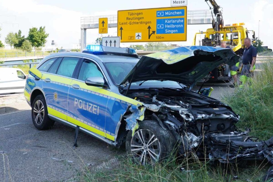 Verfolgungsjagd: Streifenwagen crasht, drei Polizisten verletzt!
