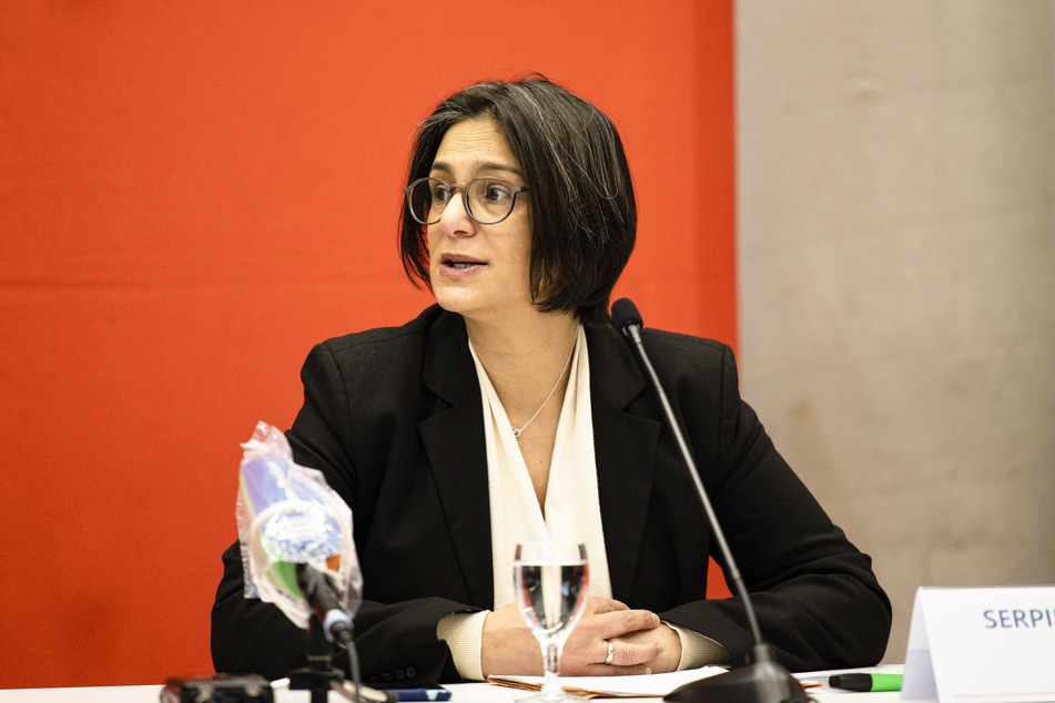 Die SPD-Landesvorsitzende Serpil Midyatli (45) spricht während einer Pressekonferenz.