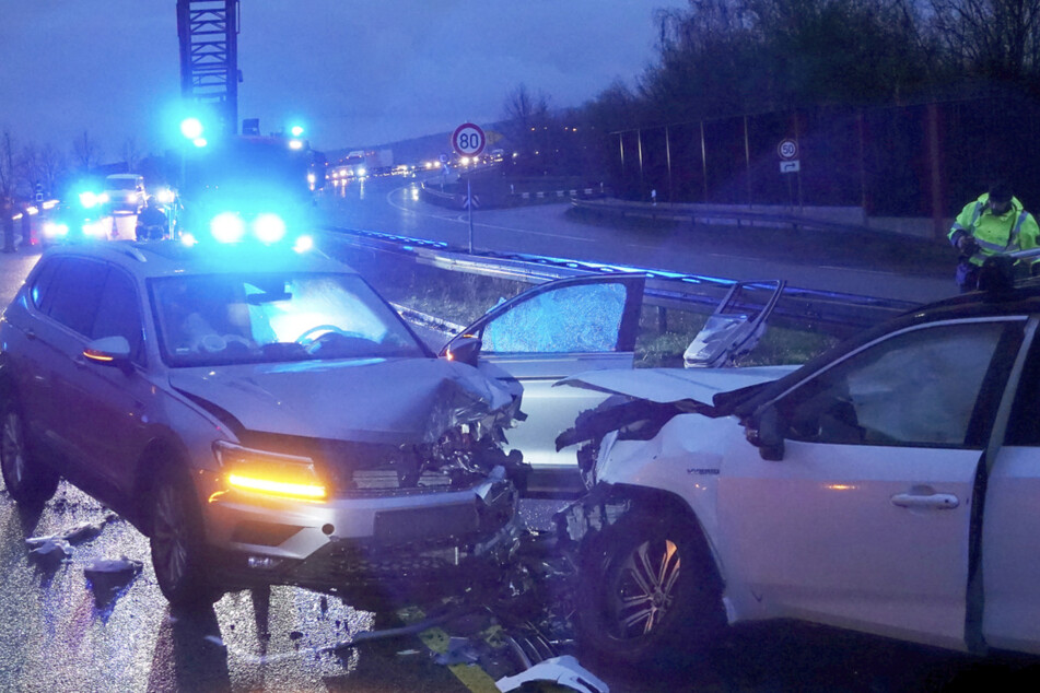 Sowohl der VW Tiguan als auch der Toyota RAV4 erlitten infolge des Unfalls einen Totalschaden.
