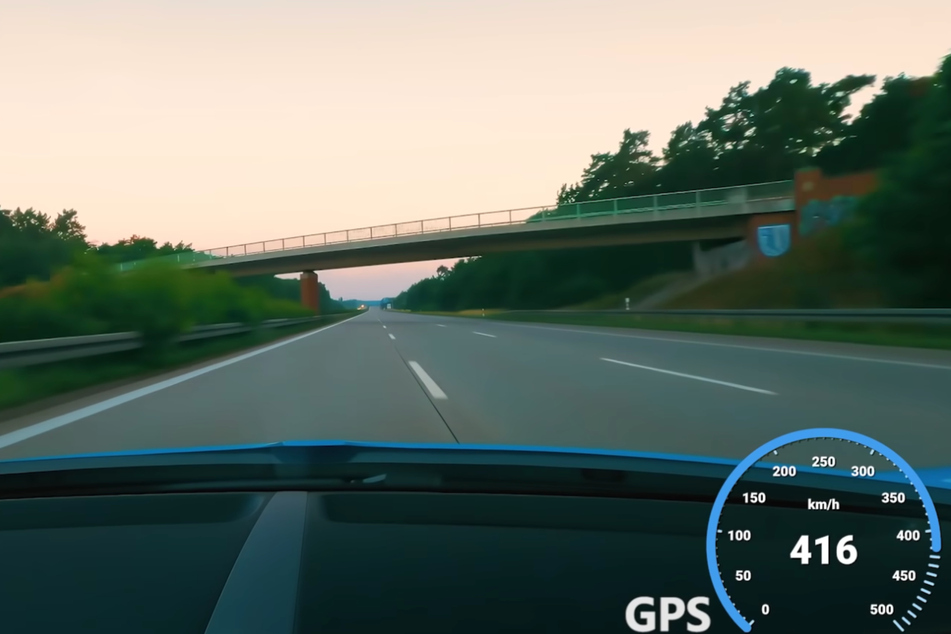 In dem YouTube-Video zeigt die GPS-Anzeige mehr als 400 km/h.