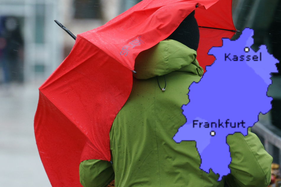 Ein Mann mit Regenschirm auf dem "Eisernen Steg" in Frankfurt - auch der Dienst Wetteronline.de (Grafik) sagt hohe Niederschlagsmengen für Hessen voraus.