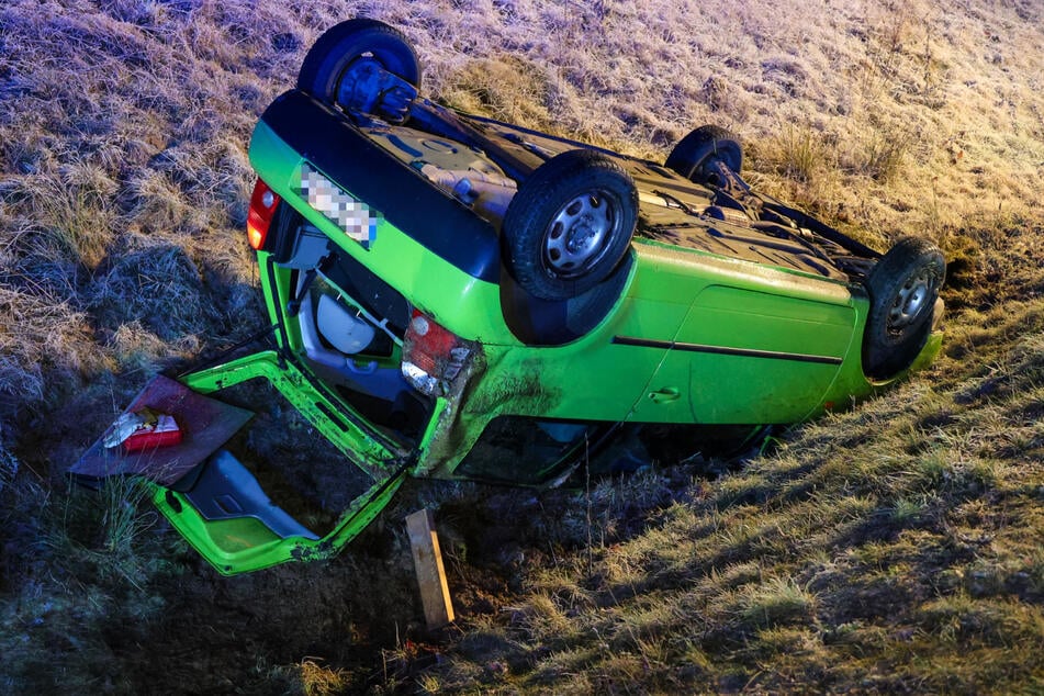 Glätteunfall: Auto landet auf Dach