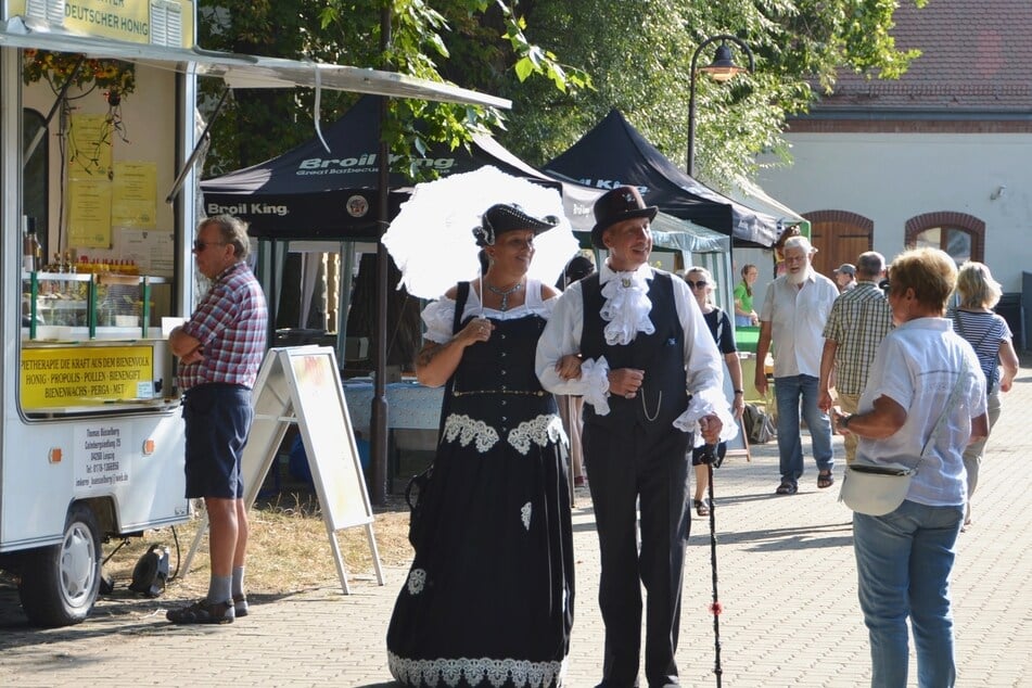 Diesem Pärchen steht die Freude über das Lustwandeln - wie einst Clara Wieck und Robert Schumann - am Gut Mölkau förmlich ins Gesicht geschrieben.