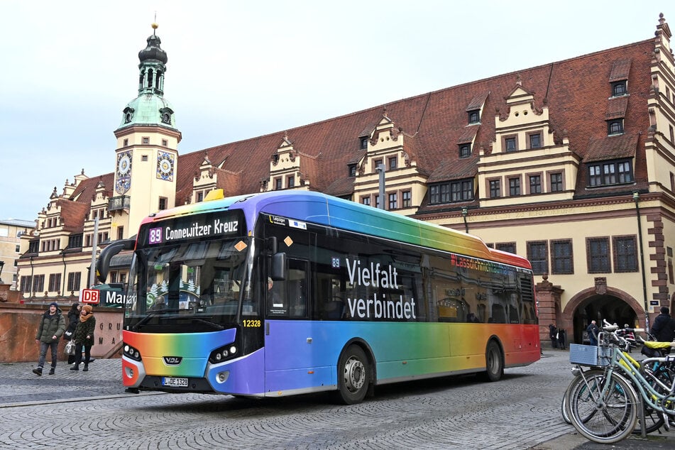 Ein Elektrobus rollt durchs Zentrum: So haben es die LVB am liebsten. Mit den Linien 60, 72, 74, 76 und 80 seien derzeit fünf vollelektrische Linien in Leipzig unterwegs, so Backhaus.