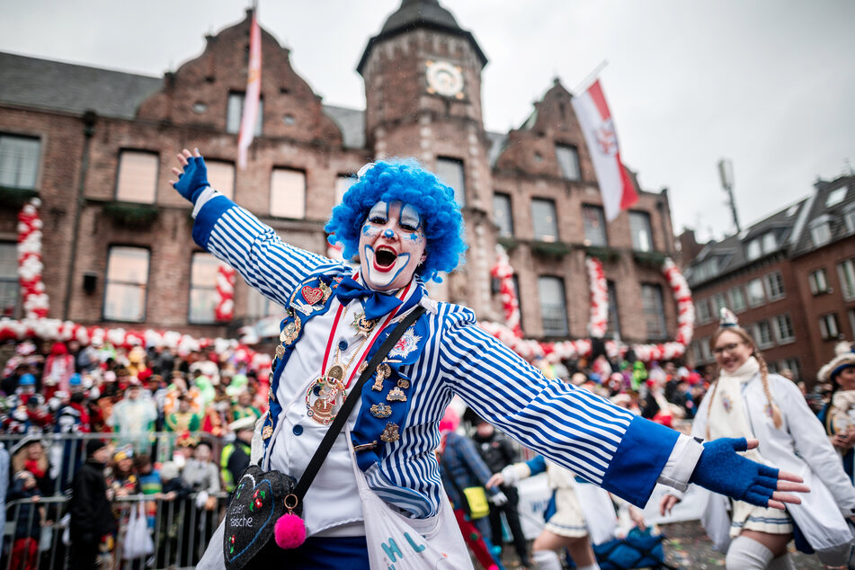 Wegen der Corona-Pandemie wird heftig über ein mögliches Aussetzen der Karnevalsfestivitäten diskutiert. Düsseldorf plant einen Karnevalsauftakt ohne Alkohol und Umzug.