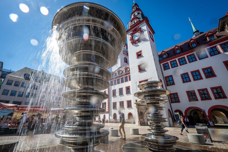 Wer bei 28 Grad schon eine Abkühlung braucht, kann sich vom Marktbrunnen in Chemnitz erfrischen lassen.
