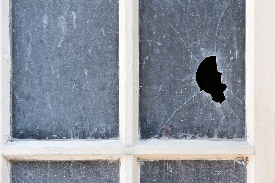 Einbrecher schlugen am Vereinsgebäude des SSV Lichtenstein zwei Fensterscheiben ein. (Symbolbild)