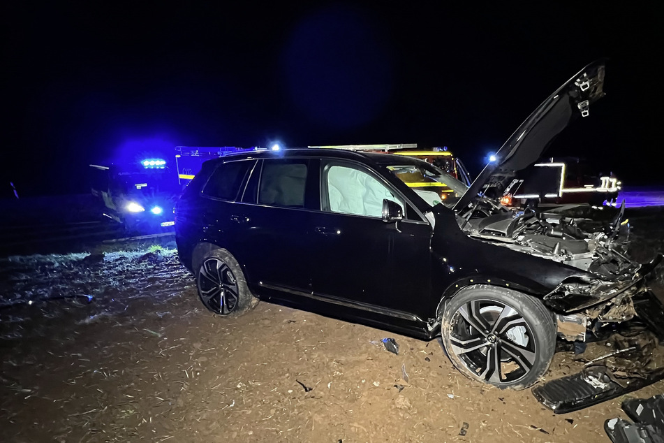 SUV kommt von Bundesstraße ab: Hoher Schaden, Fahrer (26) verletzt!