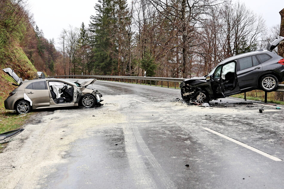 Ein Toyota und ein BMW sind auf der Bundesstraße zwischen Siegsdorf und Traunstein frontal zusammengestoßen.