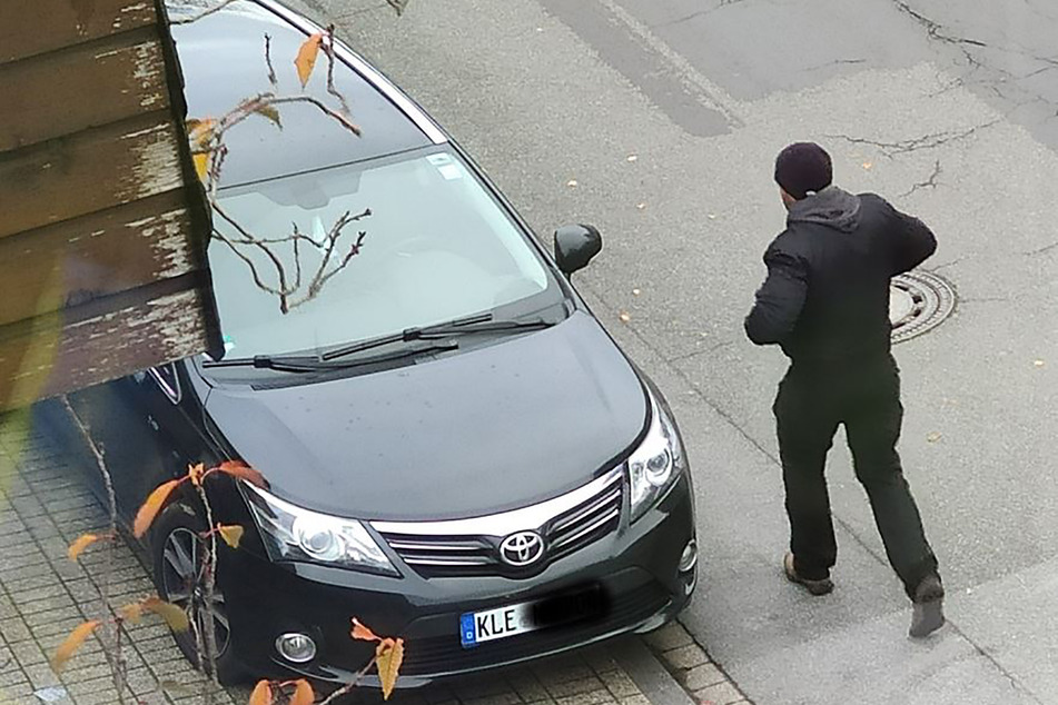 Bei dem genutzten Fahrzeug handelt es sich um einen schwarzen Toyota Avensis (Kombi), Modellreihe T27, Produktionszeitraum 2012 bis 2015.