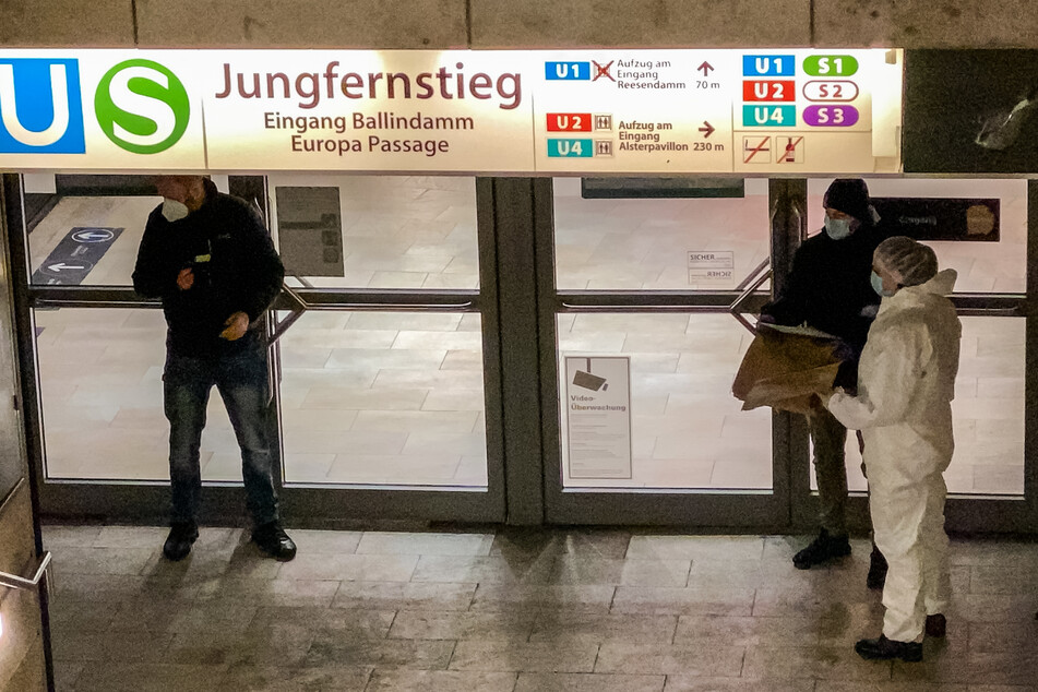 Die Polizei sicherte Spuren am Tatort.