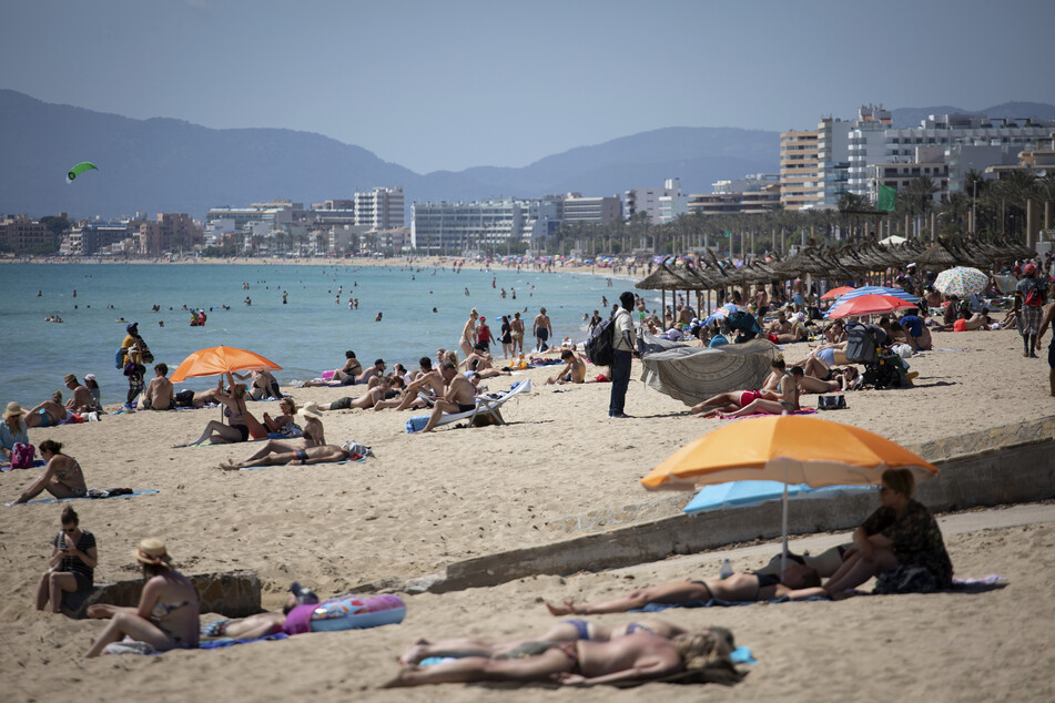 Die aktuelle Situation auf Mallorca Anfang Juni: Touristen genießen die Sonne an einem Strand auf der spanischen Insel Mallorca.