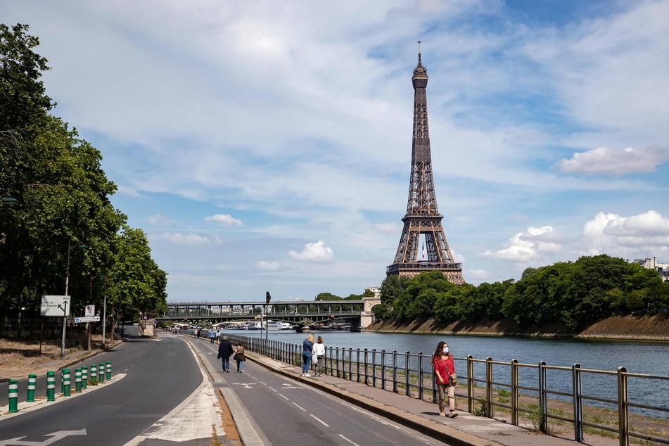 Neuerdings ist der Eiffelturm 330 Meter hoch.